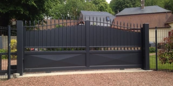 Installation d'un portail coulissant traditionnel en aluminium avec soubassement pointe de diamant. Modèle PHALARIS, Collection TRADITION Horizal